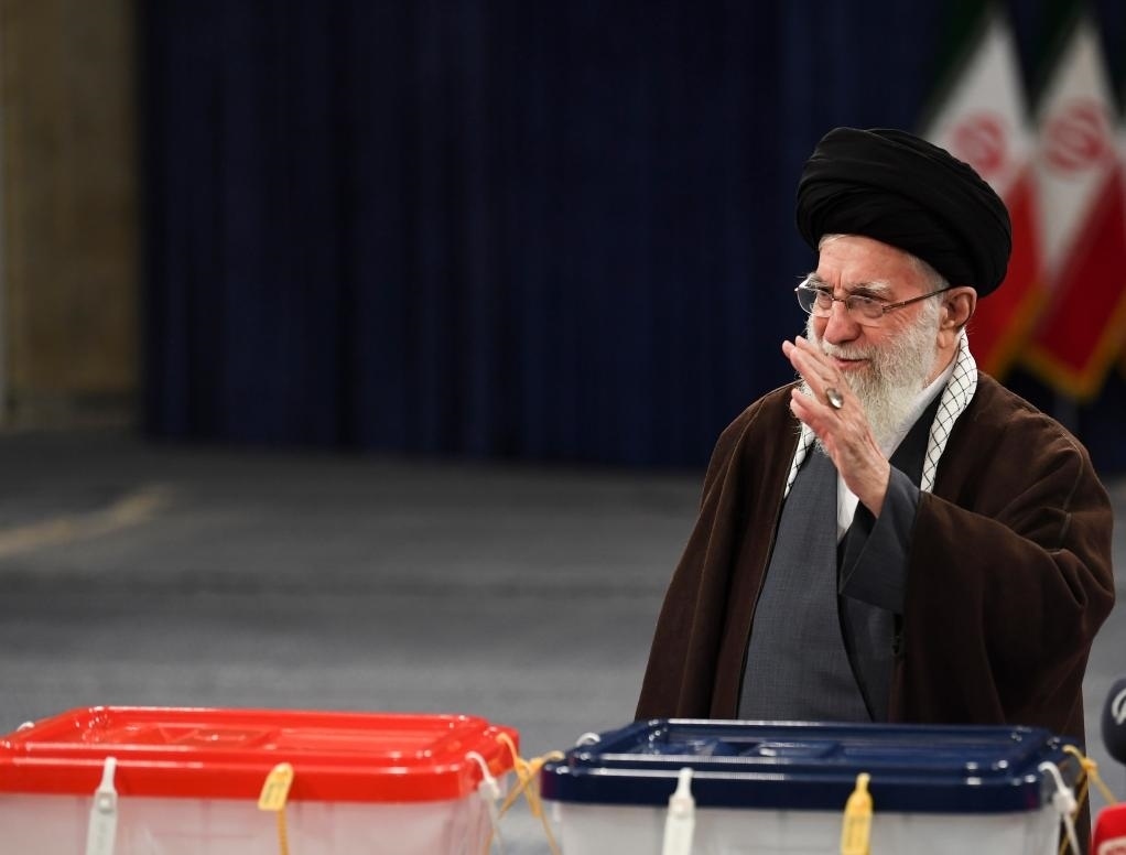 3月1日，在伊朗首都德黑蘭，伊朗最高領(lǐng)袖哈梅內(nèi)伊在設(shè)于領(lǐng)袖府內(nèi)的投票站投票。新華社記者沙達提攝