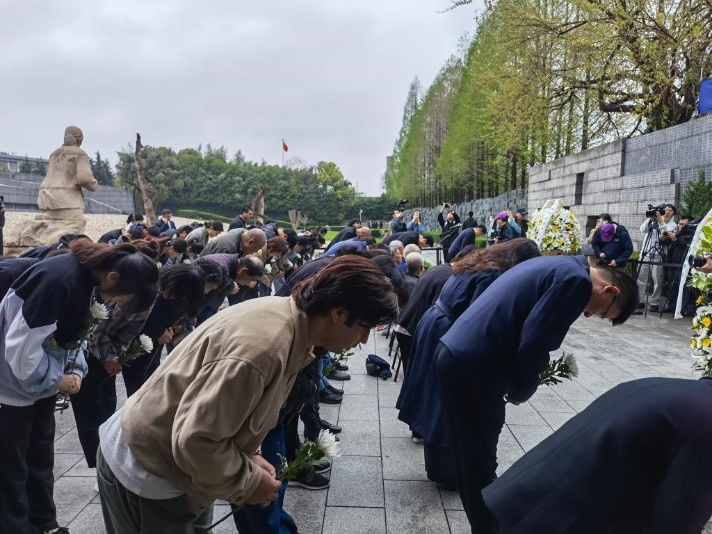 人們面向“哭墻”鞠躬。新華社記者邱冰清 攝