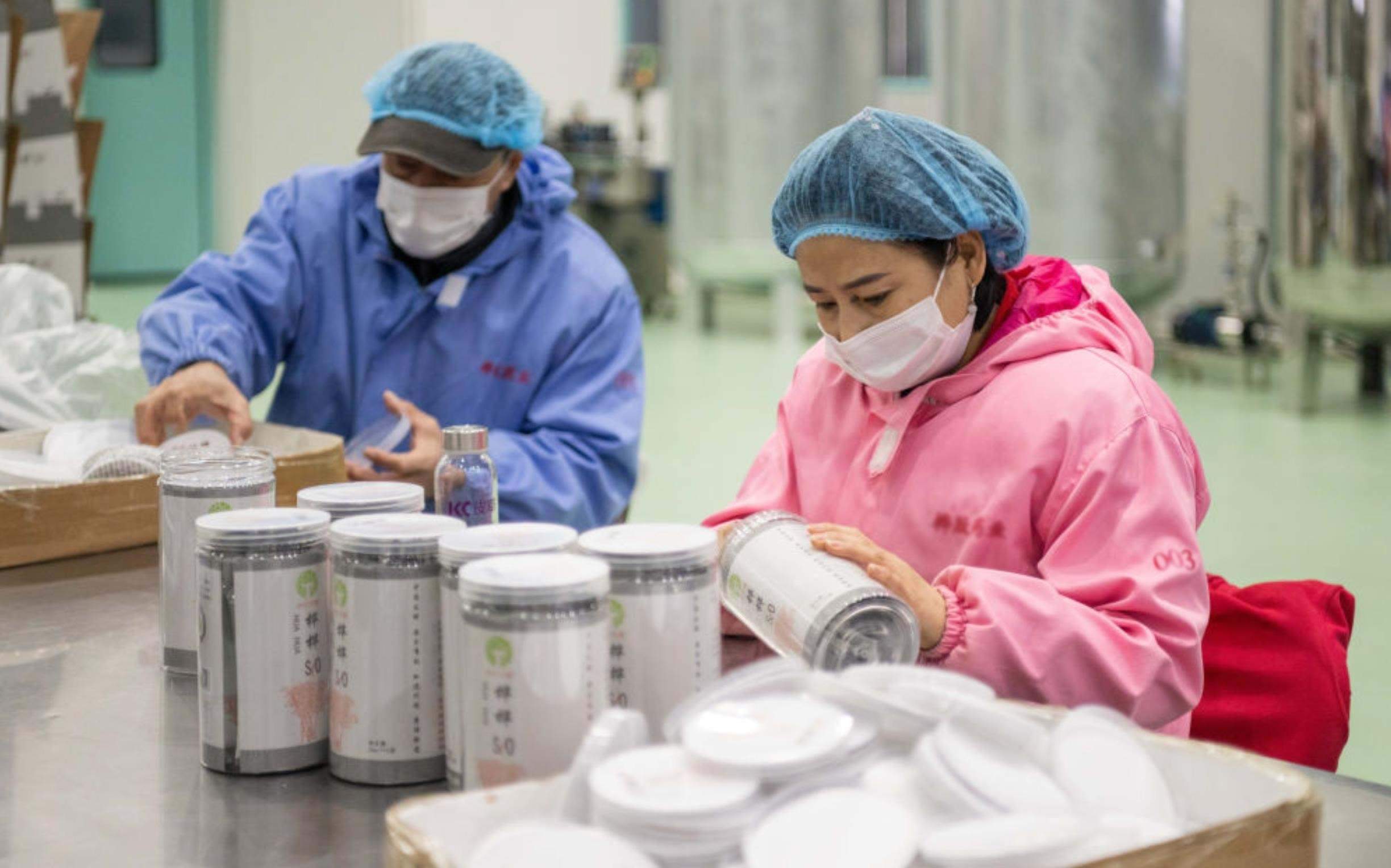 △2024年3月12日，黑龍江伊春一家公司內(nèi)，工作人員在包裝樺樹汁相關(guān)產(chǎn)品。