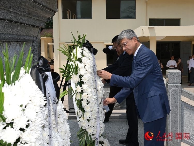 陳海大使向中國遠(yuǎn)征軍紀(jì)念碑敬獻(xiàn)花籃。人民網(wǎng)記者 謝佳君攝