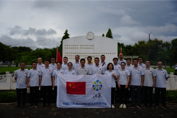 醫(yī)療隊合影。中國援桑醫(yī)療隊供圖