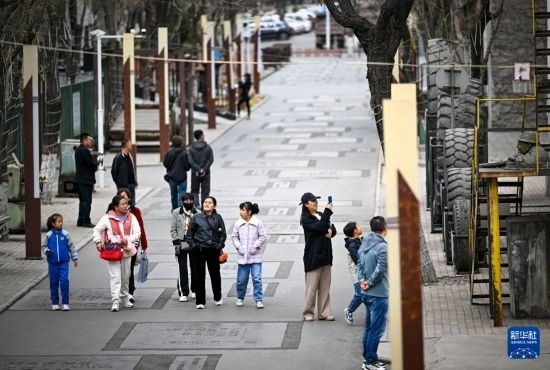 4月5日，游客在寧夏石嘴山市大武口洗煤廠工業(yè)遺址公園游覽。新華社記者 馮開華 攝