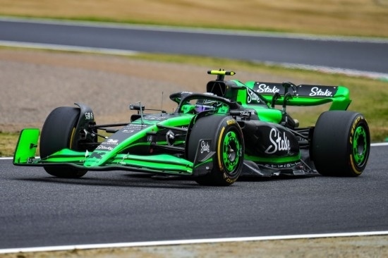 4月5日，索伯車(chē)隊(duì)中國(guó)車(chē)手周冠宇在練習(xí)賽中。新華社記者 張笑宇 攝