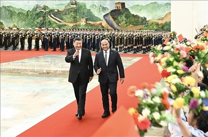 △2024年3月25日，習(xí)近平主席在北京人民大會堂同來華進(jìn)行國事訪問的瑙魯總統(tǒng)阿迪昂舉行會談。這是會談前，習(xí)近平主席在人民大會堂北大廳為阿迪昂總統(tǒng)舉行歡迎儀式。