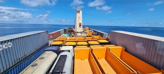 中蘇海運(yùn)直航貨輪在海上行駛。中國駐蘇里南大使館供圖