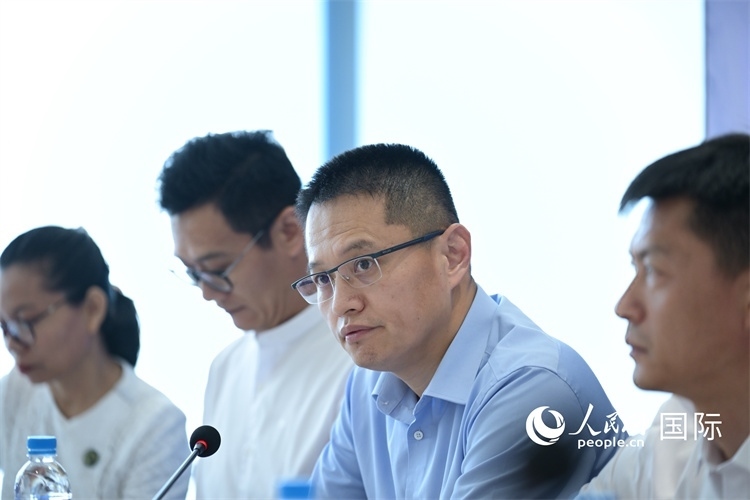 緬甸中國企業(yè)商會(huì)會(huì)長、工商銀行仰光分行行長劉銘介紹有關(guān)情況-人民網(wǎng)記者謝佳君攝