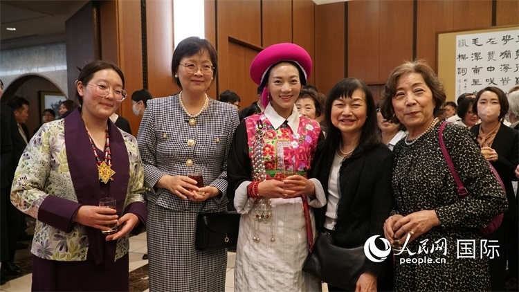 來賓與茨姆等人熱烈交流并合影留念。人民網(wǎng) 蔣曉辰攝