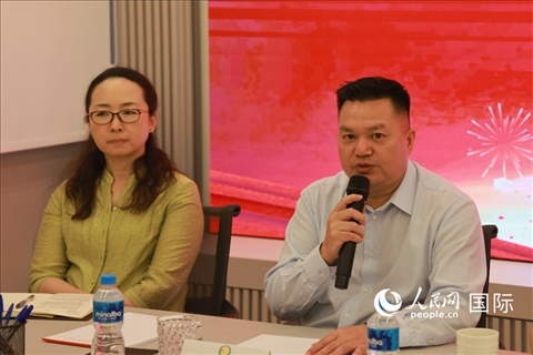 巴西和統(tǒng)會(huì)會(huì)長張小春（右）在座談會(huì)上致辭。人民網(wǎng)記者 陳海琪攝