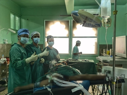 蔣國(guó)慶醫(yī)生（左）和當(dāng)?shù)蒯t(yī)生慶祝手術(shù)成功。中國(guó)援桑醫(yī)療隊(duì)供圖