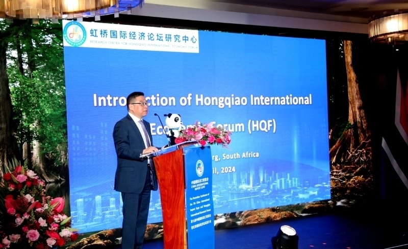 虹橋國際經(jīng)濟(jì)論壇研究中心副理事長、商務(wù)部國際貿(mào)易經(jīng)濟(jì)合作研究院副院長俞子榮致辭。（圖片來源：中國國際進(jìn)口博覽會官微）