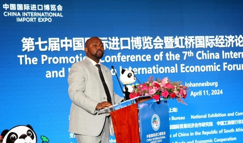 標(biāo)準(zhǔn)銀行集團(tuán)企業(yè)與商業(yè)銀行部國際貿(mào)易總經(jīng)理武巴致辭。（圖片來源：中國國際進(jìn)口博覽會官微）