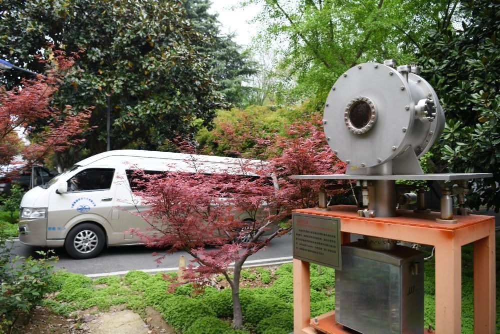 2024年4月6日，在位于安徽合肥的中國科學(xué)技術(shù)大學(xué)，自主研制的原位實(shí)驗(yàn)裝置準(zhǔn)備運(yùn)往上海光源開展實(shí)驗(yàn)。