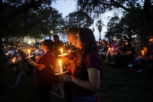 2023年5月24日，在美國(guó)得克薩斯州小城尤瓦爾迪，人們參加守夜儀式悼念校園槍擊遇害者。新華社記者吳曉凌攝
