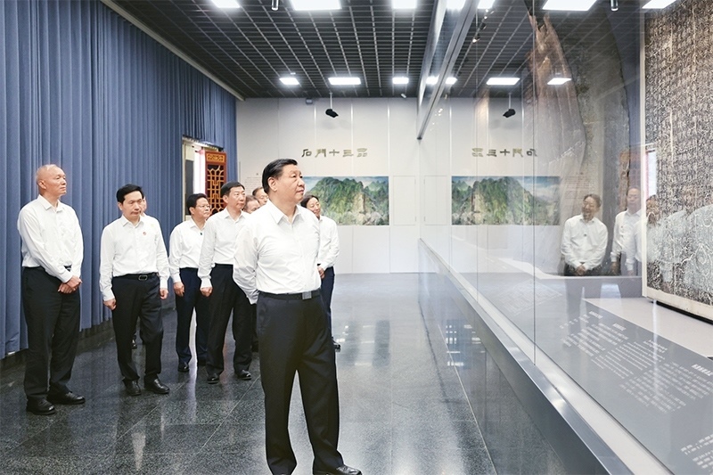2023年7月29日，中共中央總書(shū)記、國(guó)家主席、中央軍委主席習(xí)近平在四川考察結(jié)束返京途中，來(lái)到陜西省漢中市考察。這是習(xí)近平參觀漢中市博物館有關(guān)歷史文物展陳。 新華社記者 鞠鵬/攝
