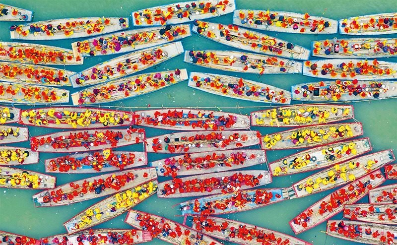 溱潼會船由南宋相沿至今，歷經(jīng)數(shù)百年傳承，被列入國家級非物質(zhì)文化遺產(chǎn)名錄。圖為2024年4月6日在江蘇省泰州市姜堰區(qū)溱湖國家濕地公園參加會船表演的船只。 新華社發(fā) 湯德宏/攝