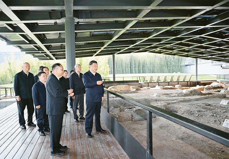 2023年10月10日至13日，中共中央總書(shū)記、國(guó)家主席、中央軍委主席習(xí)近平在江西考察。這是11日上午，習(xí)近平在景德鎮(zhèn)市陶陽(yáng)里歷史文化街區(qū)南麓遺址考察。 新華社記者 謝環(huán)馳/攝