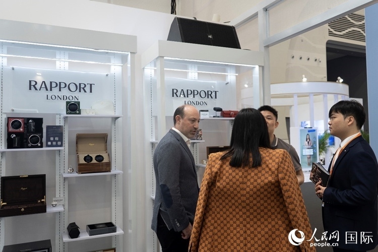 客商在第四屆中國(guó)國(guó)際消費(fèi)品博覽會(huì)英國(guó)國(guó)家館內(nèi)交談。人民網(wǎng) 常沙攝