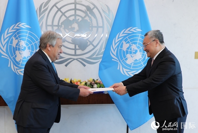 4月16日，中國新任常駐聯(lián)合國代表、特命全權(quán)大使傅聰在紐約聯(lián)合國總部向聯(lián)合國秘書長古特雷斯遞交了全權(quán)證書。 人民網(wǎng)記者 李志偉攝