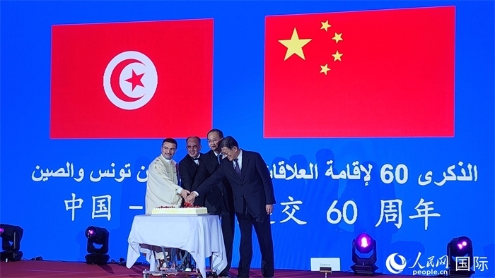 與會(huì)嘉賓共同切紀(jì)念蛋糕，從左至右分別為突尼斯國家旅游局局長侯賽因、突尼斯駐華大使阿迪勒·阿拉比、外交部副部長鄧勵(lì)、中國人民對(duì)外友好協(xié)會(huì)副會(huì)長李?？?。人民網(wǎng)記者 萬宇攝