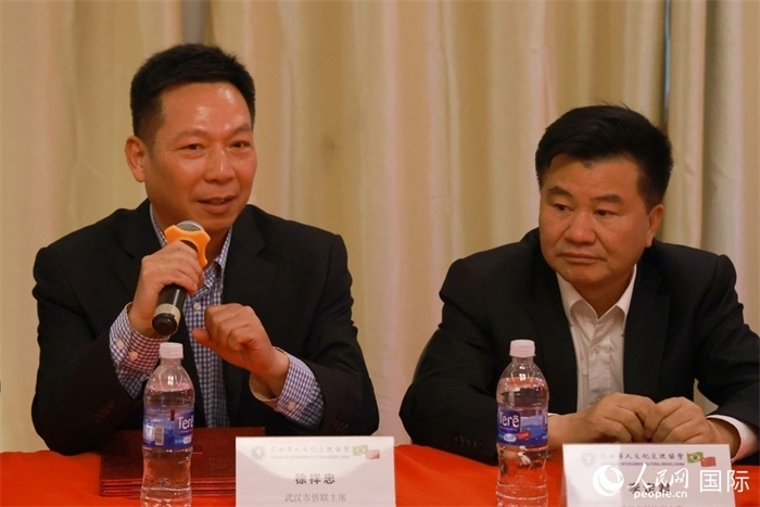 武漢市僑聯(lián)主席徐祥忠（左）在座談會(huì)上致辭。人民網(wǎng)記者 陳海琪攝