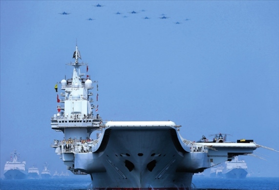 制空作戰(zhàn)梯隊(duì)飛越航母編隊(duì)上空（2018年攝）。 張雷攝