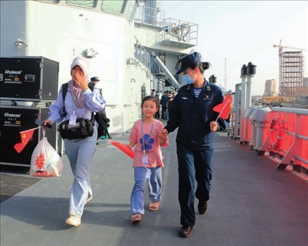 海軍軍艦赴蘇丹緊急撤離我在蘇丹人員。圖為海軍官兵帶領(lǐng)同胞登艦（2023年4月26日攝）。丁家興攝