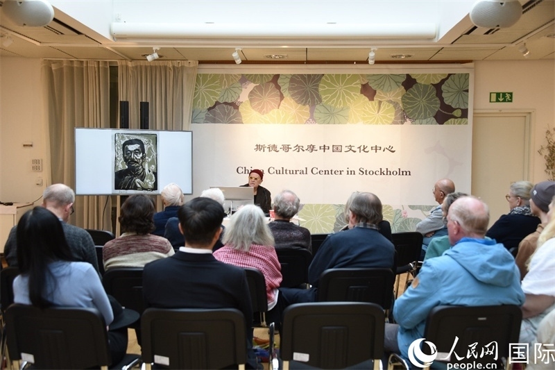 托斯頓·朱雷爾介紹其收藏的中國版畫作品。人民網(wǎng)記者殷淼攝