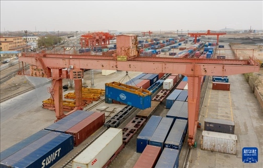 4月21日，二連浩特鐵路口岸龍門吊吊裝中歐班列集裝箱（無(wú)人機(jī)照片）。 新華社發(fā)（張海峰攝）