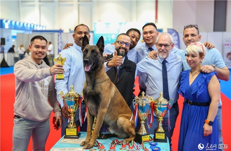 圖為參會(huì)嘉賓與獲獎(jiǎng)寵物合影，塔里克·易卜拉欣攝