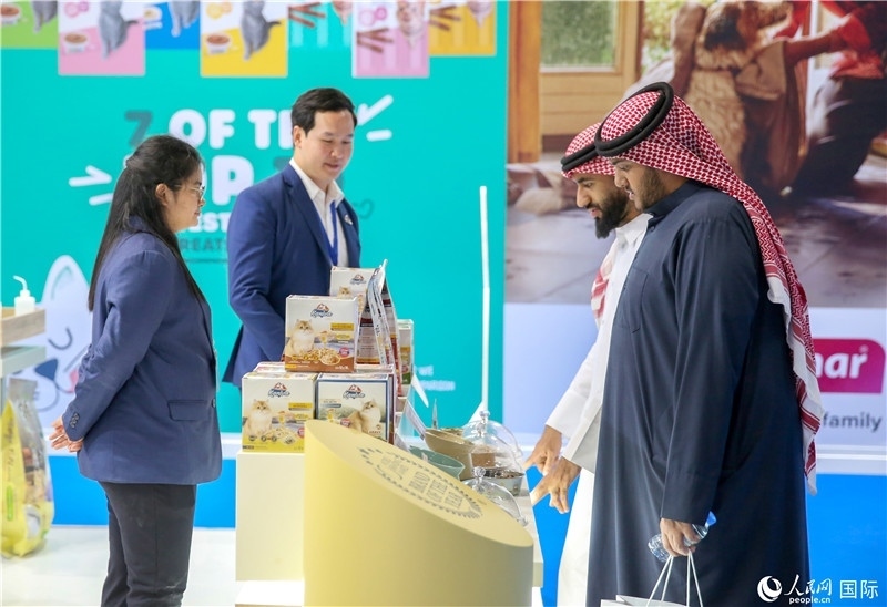 圖為當(dāng)?shù)乜蜕淘谥袊髽I(yè)展位前參觀，塔里克·易卜拉欣攝 (2)