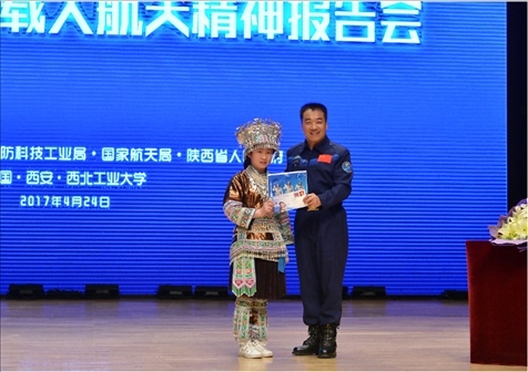 韋知月（化名）在西北工業(yè)大學(xué)與英雄航天員張曉光合影。受訪者供圖