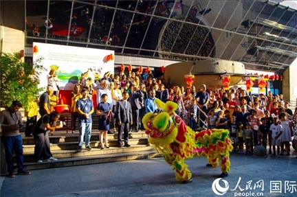 巴西民眾在里約天文館前觀看舞獅表演。四川省文化和旅游廳供圖。
