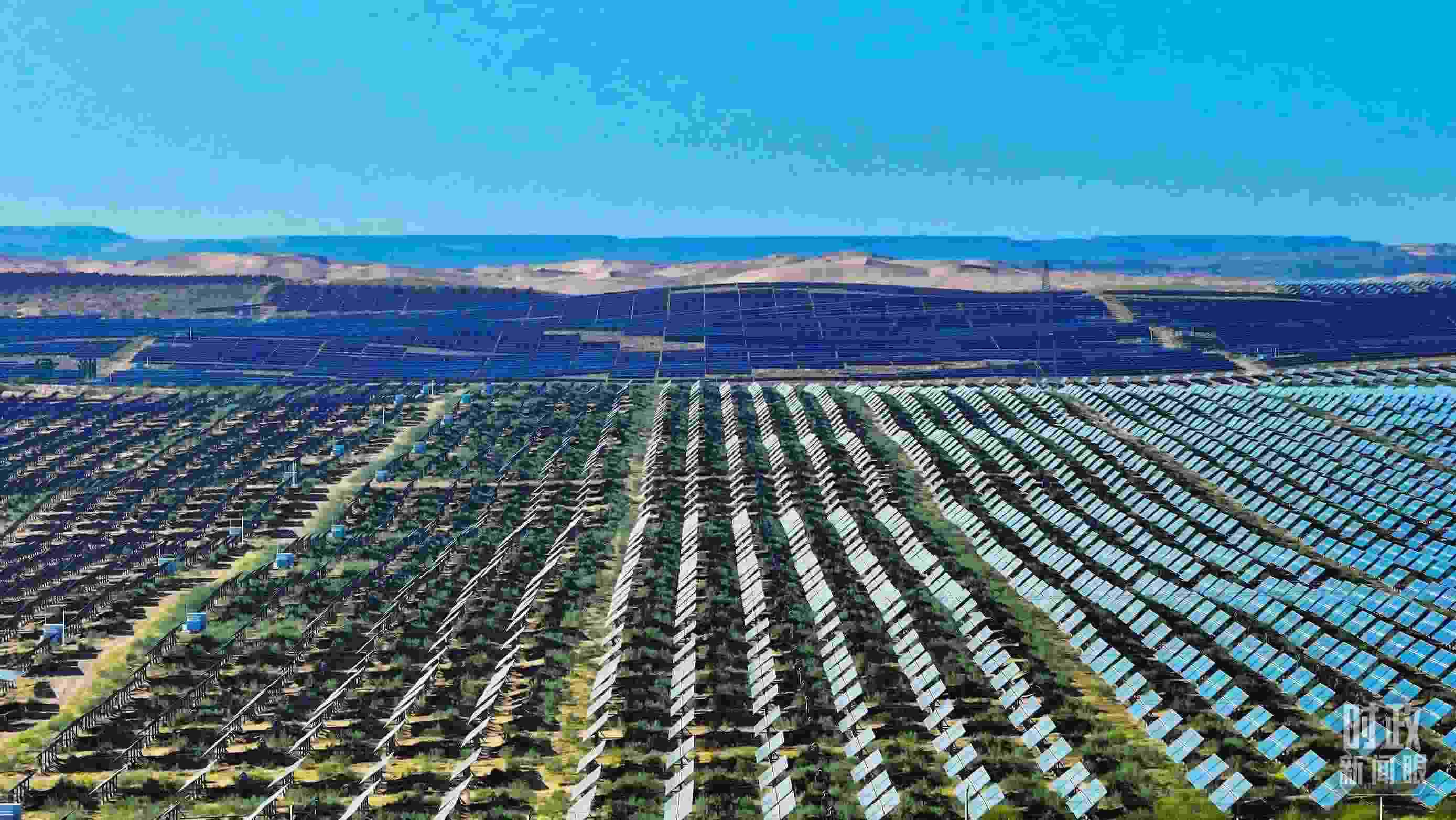 △內(nèi)蒙古鄂爾多斯，庫布其沙漠新能源基地。（圖/視覺中國）