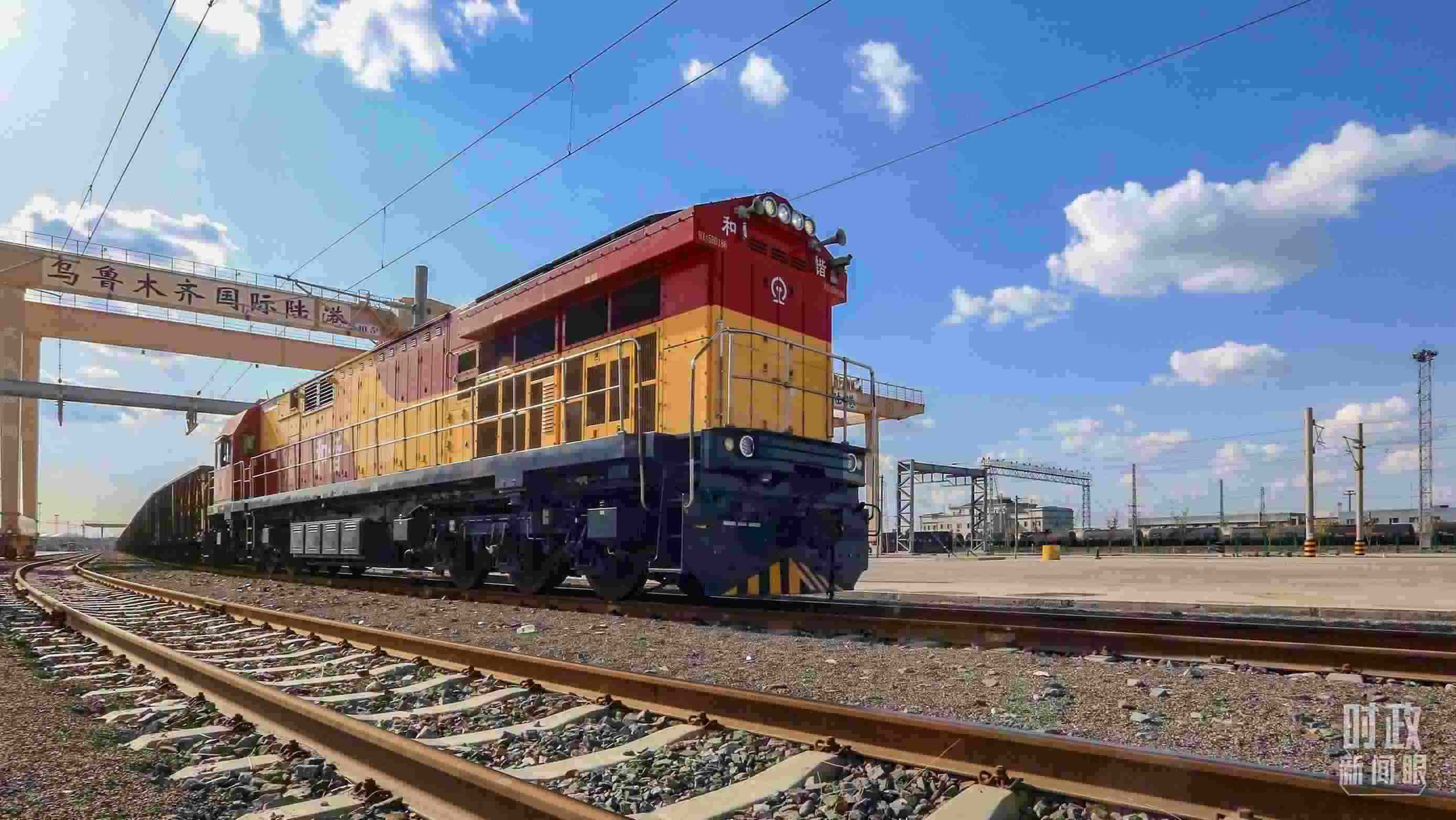 △2024年4月，烏魯木齊國際陸港區(qū)中歐班列“天山號”暢行絲路。（圖/視覺中國）