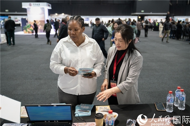 中企工作人員和當(dāng)?shù)厍舐氄呓徽?。希拉茲攝