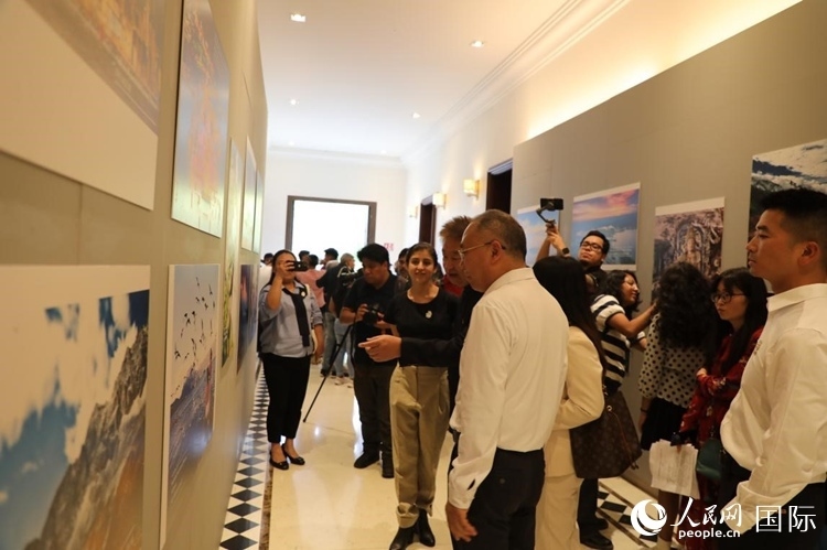 參觀者在圖片展活動(dòng)現(xiàn)場(chǎng)。拍攝者為墨西哥分社外籍雇員埃內(nèi)斯托·多明戈斯