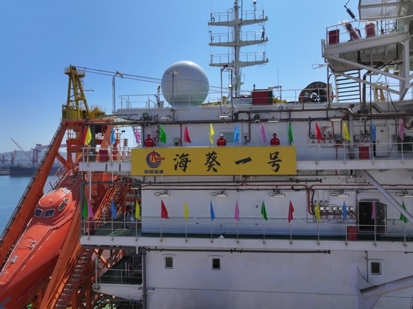 亞洲首艘圓筒型FPSO“?？惶枴苯ㄔ焱旯?。韓慶攝