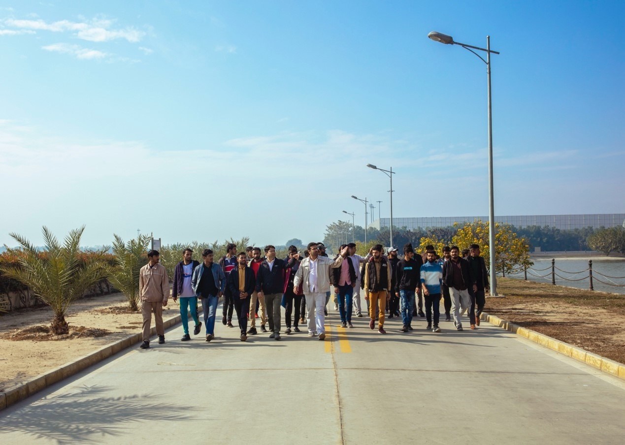 職業(yè)技校學(xué)員參觀中巴經(jīng)濟(jì)走廊薩希瓦爾電站。中國華能薩希瓦爾電站 供圖