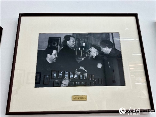 萬徒勒里（左一）與艾青、蕭三、齊白石的老照片。人民網記者 周雨攝