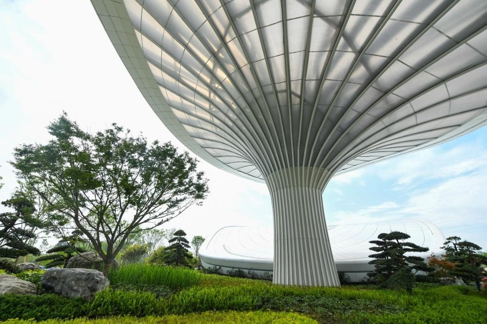 這是2024年4月22日拍攝的成都世園會主會場入口處的“芙蓉花”底部，它兼具收集雨水、循環(huán)利用的功能。新華社記者 王曦 攝
