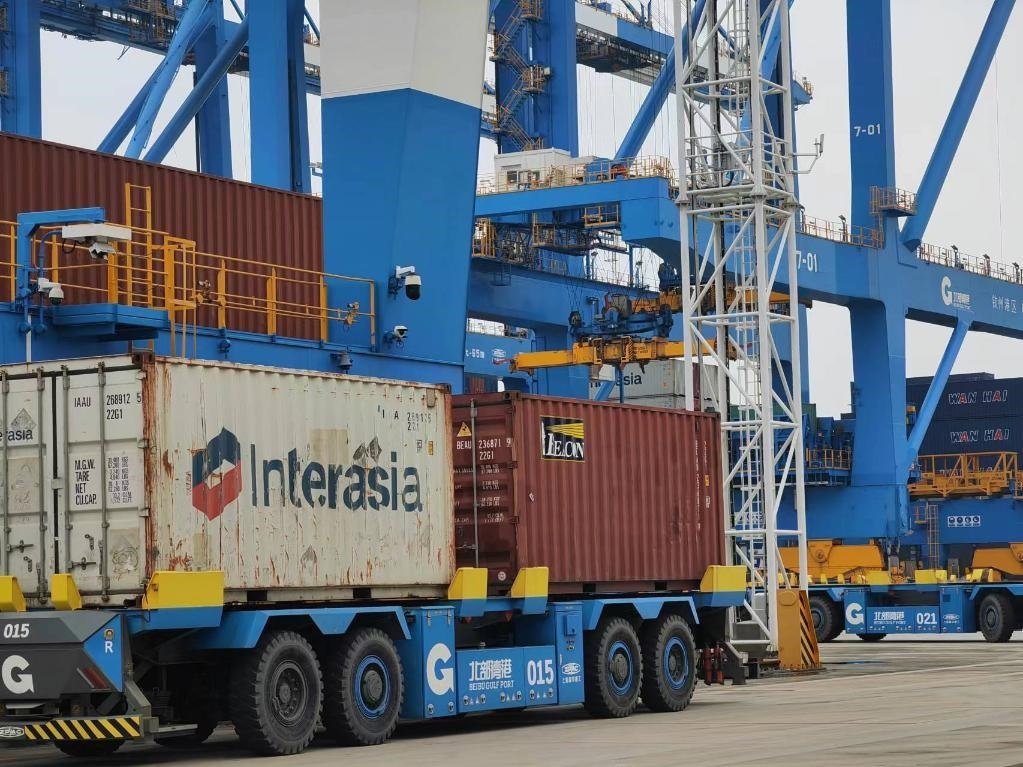 在欽州自動化集裝箱碼頭，智能導(dǎo)引運輸車在運送集裝箱。新華社記者趙歡 攝