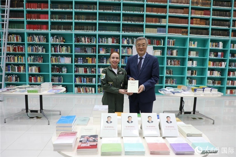 授課后，中國(guó)駐巴西大使祝青橋向巴西高等防務(wù)學(xué)院圖書(shū)館捐贈(zèng)了150本書(shū)籍。圖為祝青橋和巴西高等防務(wù)學(xué)院院長(zhǎng)卡拉·利里奧·馬丁斯在圖書(shū)捐贈(zèng)儀式上。 人民網(wǎng)記者 陳一鳴攝