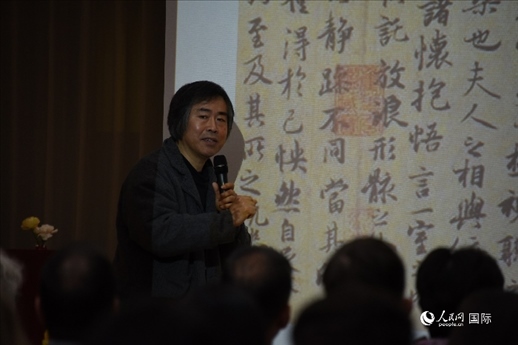 國家畫院王東聲教授介紹中國書法作品。人民網(wǎng)記者 殷淼攝