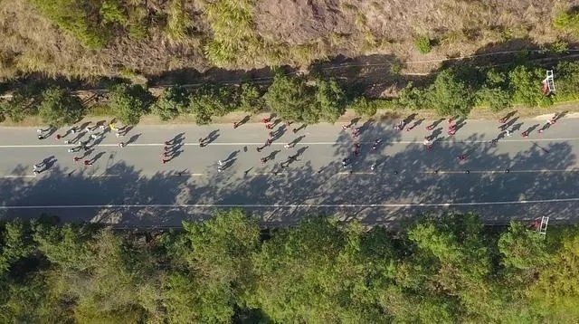 1月6日，健身愛好者在徒步活動中（無人機照片）。新華社記者 黃國保攝