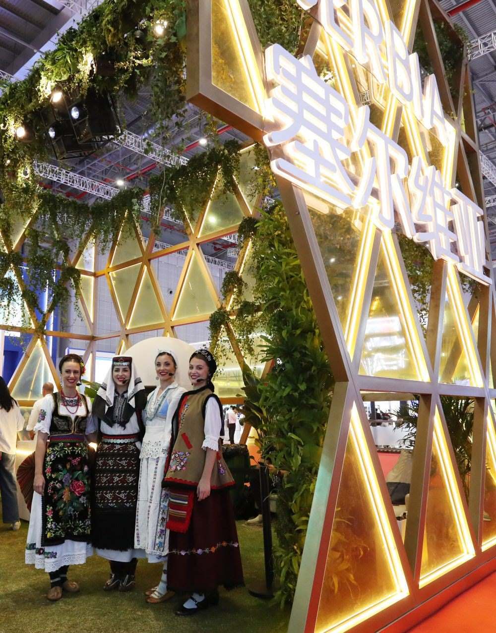 2023年11月6日，身著傳統(tǒng)服飾的演職人員在上海進(jìn)博會(huì)國家展塞爾維亞展臺(tái)迎接參觀者。第六屆進(jìn)博會(huì)國家展全面恢復(fù)線下舉辦，洪都拉斯、塞爾維亞、越南、南非、哈薩克斯坦作為本屆進(jìn)博會(huì)主賓國在國家展亮相。新華社記者 方喆 攝