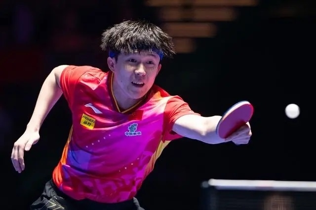 2024年4月15日，王楚欽在澳門世界杯比賽中回球。新華社記者 張金加攝