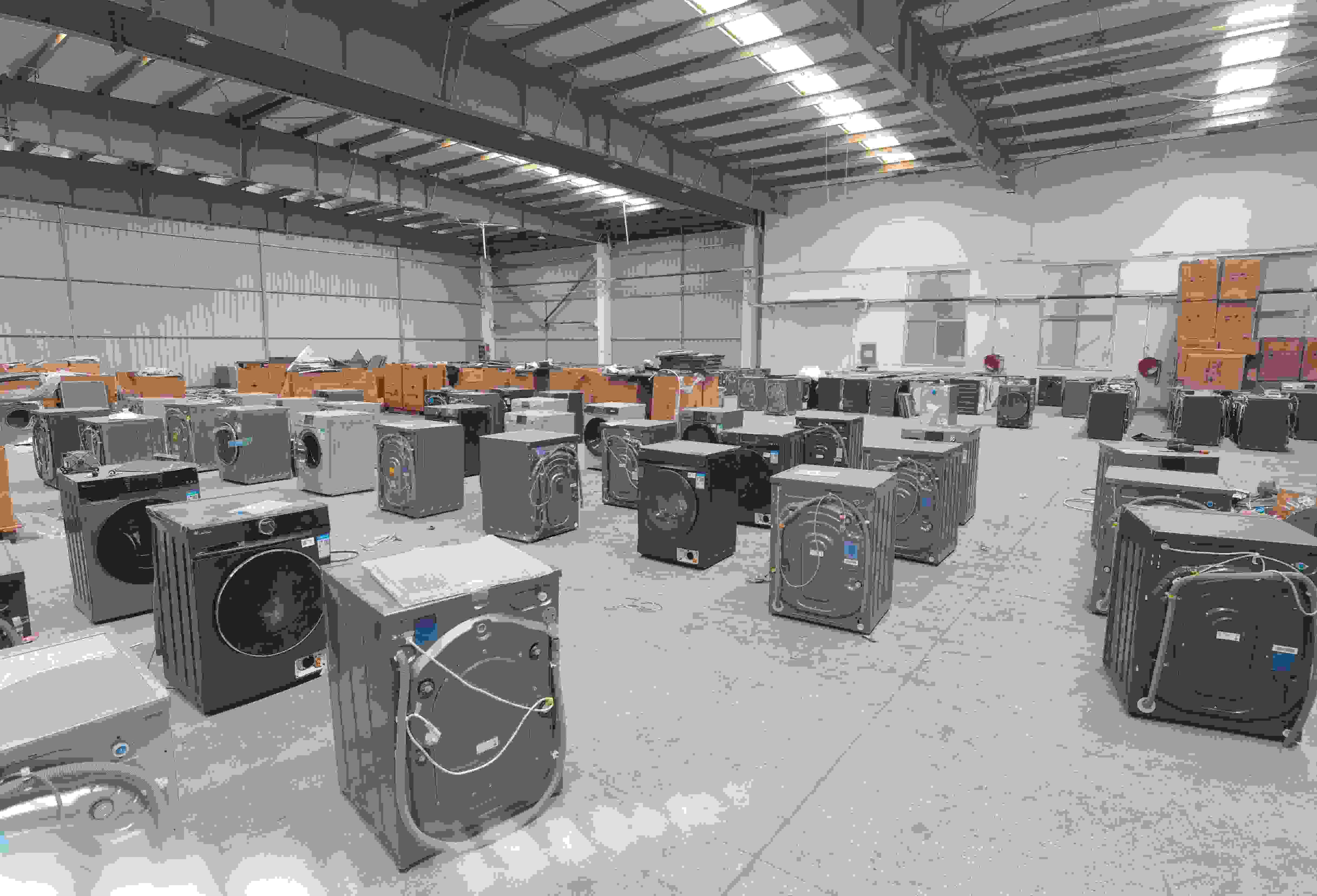 專案組民警查扣涉案場所及假冒知名品牌洗衣機(jī)。巨野警方供圖