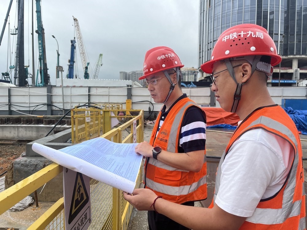 2024年4月26日，深圳市五一勞動(dòng)獎(jiǎng)?wù)芦@得者、中鐵十九局軌道公司項(xiàng)目副經(jīng)理夏荔（左）在穗莞深城際鐵路前皇段皇崗口岸站建設(shè)現(xiàn)場(chǎng)忙碌。新華社發(fā)