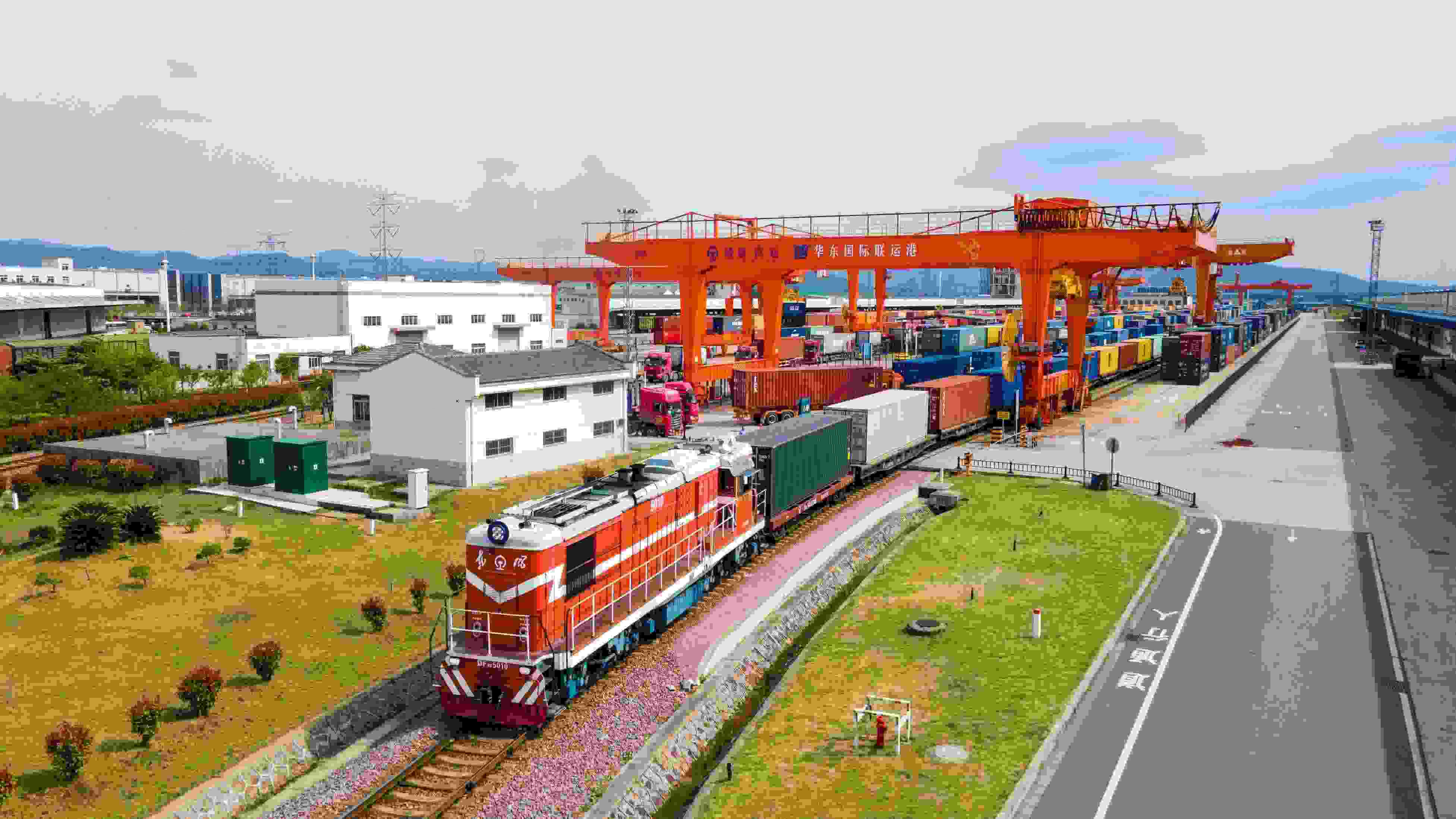 △2024年4月1日，浙江省金華華東國際聯(lián)運港，一列中歐班列裝載110個標箱日用百貨、電動工具、機械裝備等貨物從鐵路金華南貨場啟程駛往匈牙利布達佩斯。