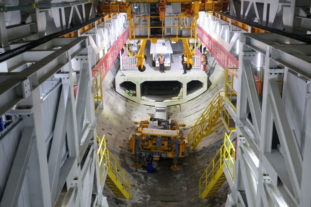 2024年2月16日，中鐵十四局集團(tuán)的建設(shè)者在京唐城際鐵路運(yùn)潮減河隧道施工。新華社記者 邢廣利 攝